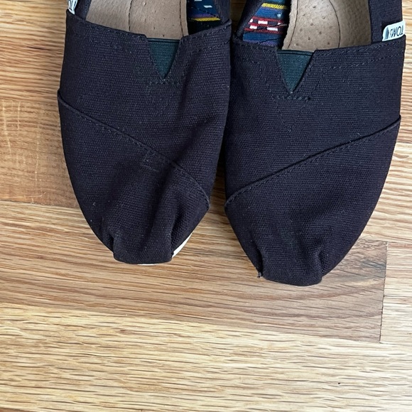 Women’s black Toms slip ons - Picture 4 of 5